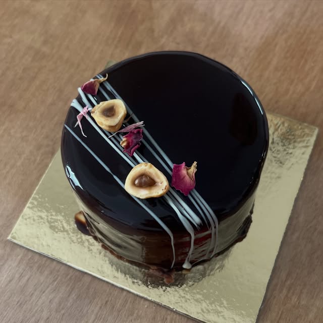Entremets au glaçage miroir et aux décors de noisettes