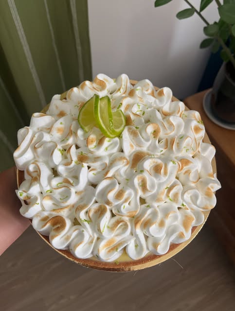Tarte meringuée, dorée et garnie de citron vert